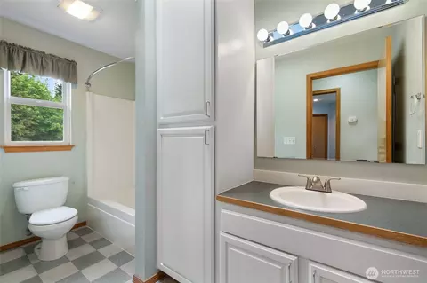 Bath - 4309 Crescent Ave, Everett, WA 98203 photo 3 of 4