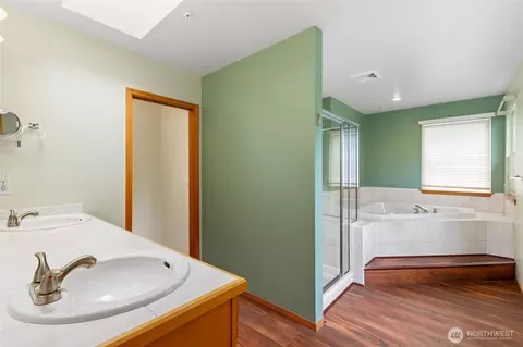 Bath - 4309 Crescent Ave, Everett, WA 98203 photo 2 of 4