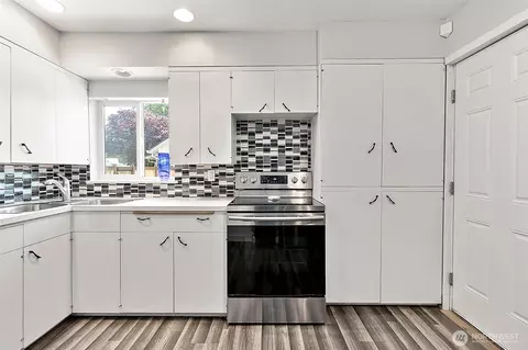 Kitchen - 405 Calistoga St W, Orting, WA 98360 photo 2 of 6