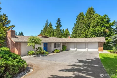 9530 NE 30th St, Clyde Hill, WA 98004