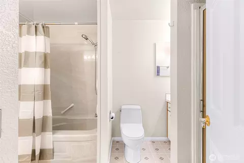 Bath - 2619 Rucker Ave #4, Everett, WA 98201 photo 2 of 3