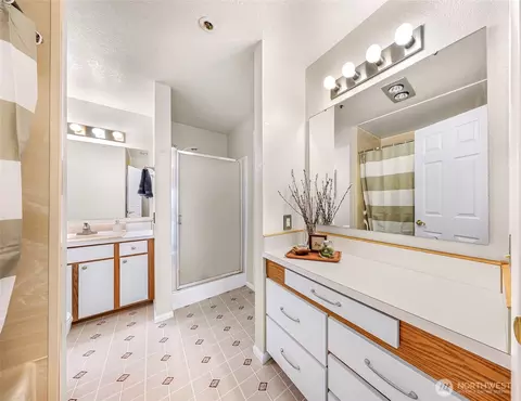 Bath - 2619 Rucker Ave #4, Everett, WA 98201 photo 1 of 3
