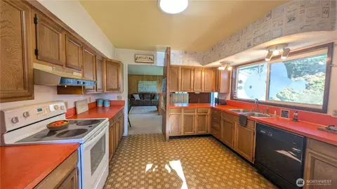 Kitchen - 1506 164th Pl, Long Beach, WA 98631 photo 3 of 5