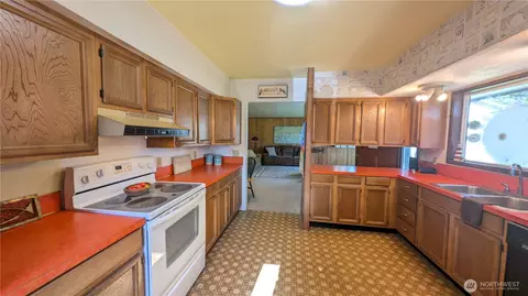 Kitchen - 1506 164th Pl, Long Beach, WA 98631 photo 5 of 5