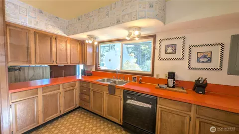 Kitchen - 1506 164th Pl, Long Beach, WA 98631 photo 1 of 5