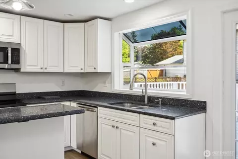 Kitchen - 16931 20th Dr SE, Bothell, WA 98012 photo 3 of 4