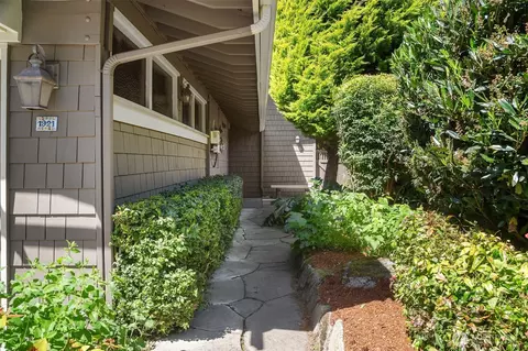 1921 37th Pl E, Seattle, WA 98112 photo 2
