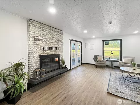 Living - 41 E Agate Loop Rd, Shelton, WA 98584 photo 2 of 4