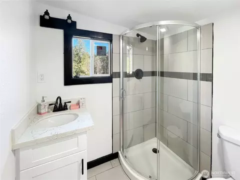 Bath - 41 E Agate Loop Rd, Shelton, WA 98584 photo 2 of 2
