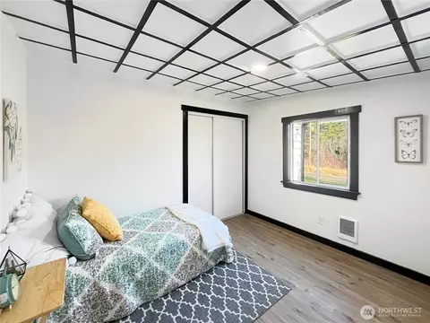 Bedroom - 41 E Agate Loop Rd, Shelton, WA 98584 photo 2 of 2