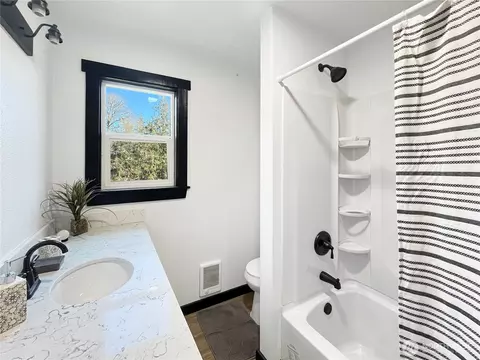 Bath - 41 E Agate Loop Rd, Shelton, WA 98584 photo 1 of 2