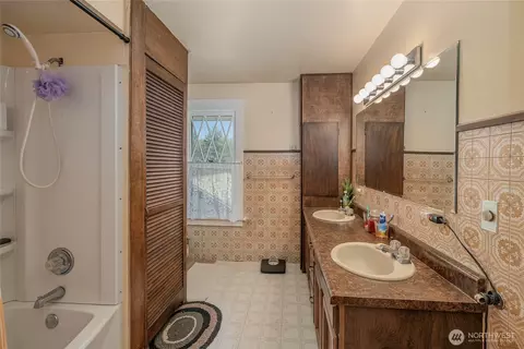 Bath - 417 E Ash St, Waterville, WA 98858 photo 2 of 2