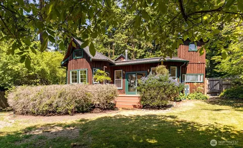 5804 Pirate Ln, Freeland, WA 98249