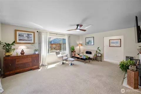 Living - 6901 Columbia Ct, Everett, WA 98203 photo 3 of 4