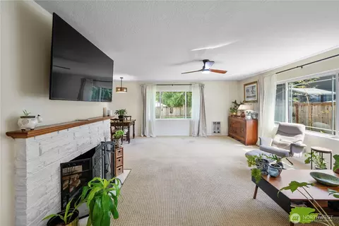 Living - 6901 Columbia Ct, Everett, WA 98203 photo 2 of 4
