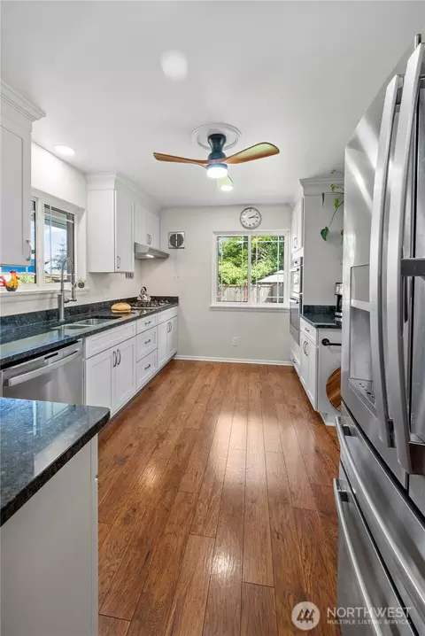 Kitchen - 6901 Columbia Ct, Everett, WA 98203 photo 5 of 6