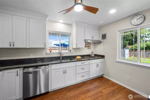 Kitchen - 6901 Columbia Ct, Everett, WA 98203 photo 4 of 6