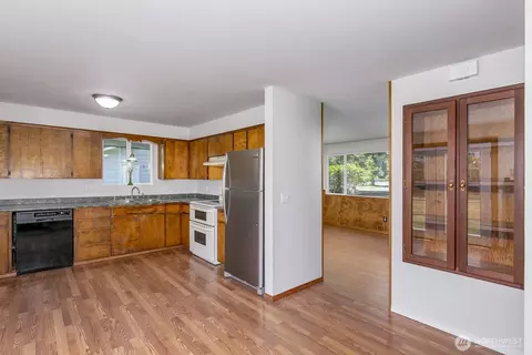 Kitchen - 108 Raspberry Ln, Sultan, WA 98294 photo 2 of 2