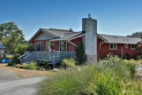 425 4th St, Langley, WA 98260