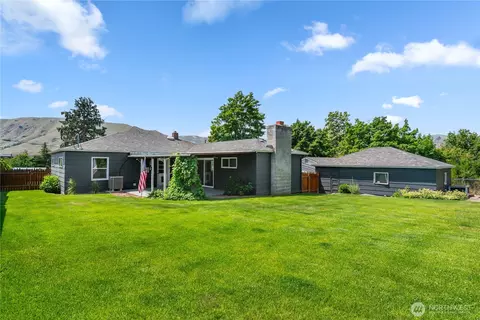 367 1st St SE, East Wenatchee, WA 98802
