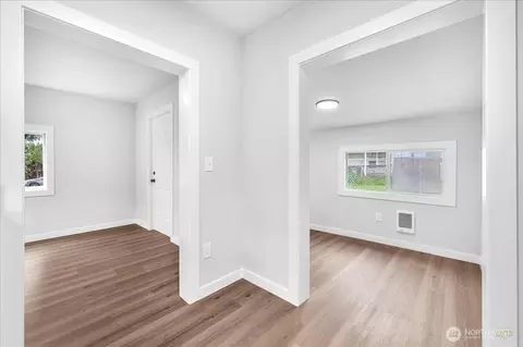 Entry Way - 328 18th Ave, Longview, WA 98632 photo 1 of 1