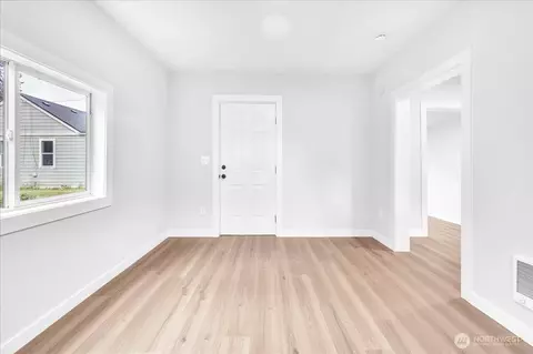 Living - 328 18th Ave, Longview, WA 98632 photo 2 of 2