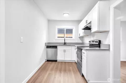 Kitchen - 328 18th Ave, Longview, WA 98632 photo 2 of 4