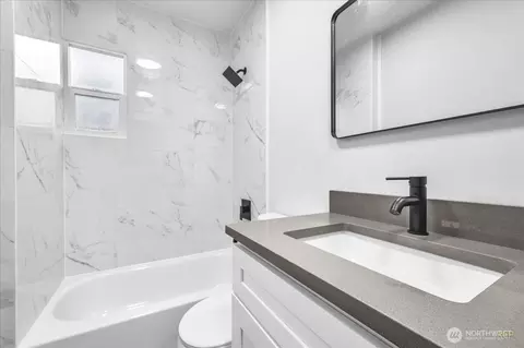Bath - 328 18th Ave, Longview, WA 98632 photo 2 of 2
