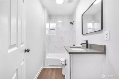 Bath - 328 18th Ave, Longview, WA 98632 photo 1 of 2