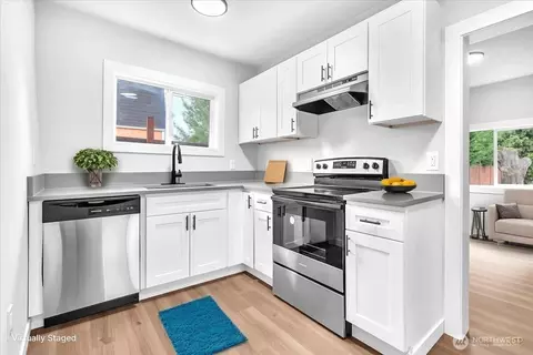 Kitchen - 328 18th Ave, Longview, WA 98632 photo 3 of 4