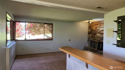Living - 10622 44 Ave SE, Everett, WA 98208 photo 7 of 8