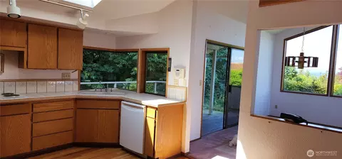 Kitchen - 10622 44 Ave SE, Everett, WA 98208 photo 1 of 4