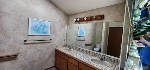 Bath - 10622 44 Ave SE, Everett, WA 98208 photo 2 of 2
