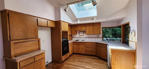 Kitchen - 10622 44 Ave SE, Everett, WA 98208 photo 2 of 4