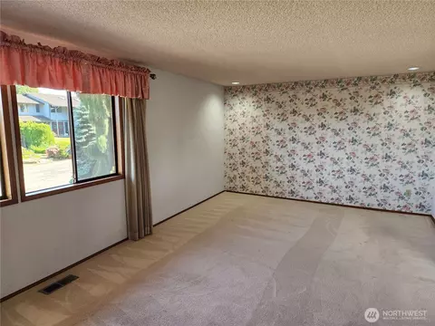 Living - 10622 44 Ave SE, Everett, WA 98208 photo 6 of 8