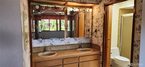 Bath - 10622 44 Ave SE, Everett, WA 98208 photo 1 of 2