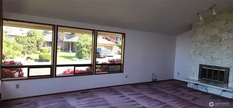 Living - 10622 44 Ave SE, Everett, WA 98208 photo 2 of 8