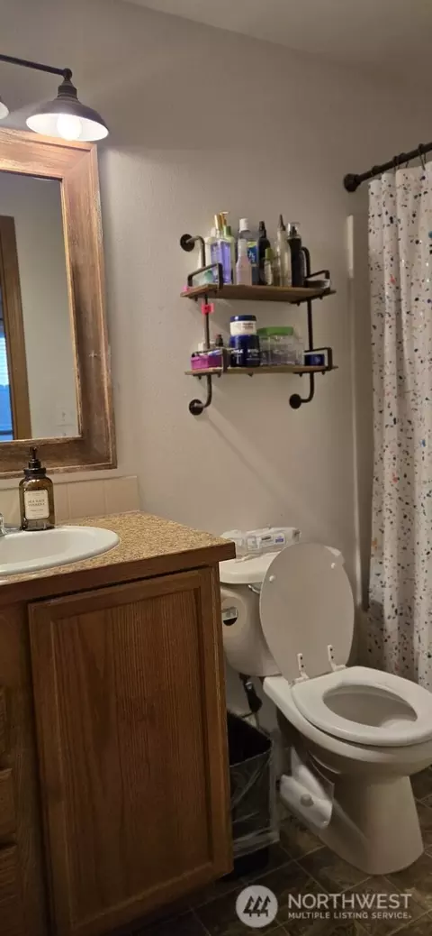 Bath - 1175 E Cypress St, Othello, WA 99344 photo 1 of 2