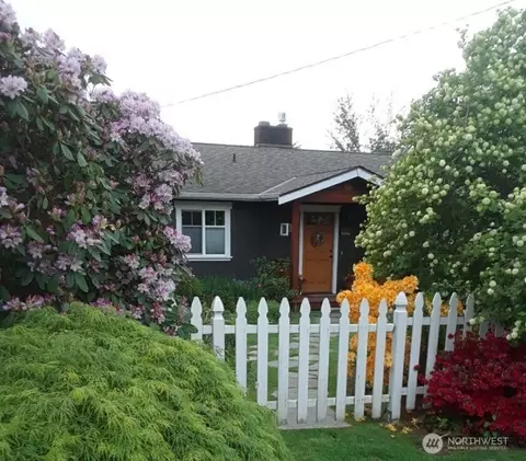 743 8th St S, Kirkland, WA 98033