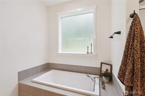 Bath - 8277 Carl Rd, Everson, WA 98247 photo 1 of 4