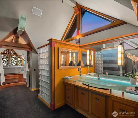 Bath - 524 Malden Ave E, Seattle, WA 98112 photo 1 of 3