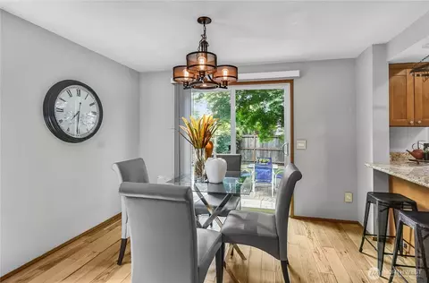 Dining - 12701 NE 200th Pl, Bothell, WA 98011 photo 4 of 5