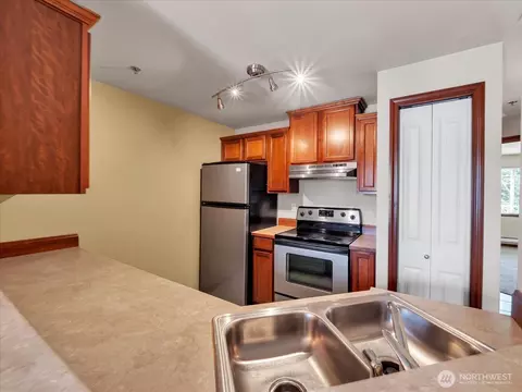 Kitchen - 11527 Highway 99 #E305, Everett, WA 98204 photo 1 of 1