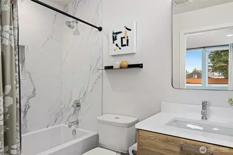 Bath - 2014 E Pine St #A, Seattle, WA 98122 photo 4 of 5