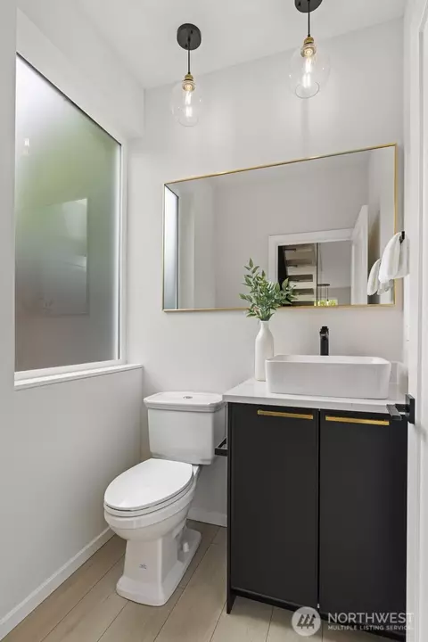 Bath - 2014 E Pine St #A, Seattle, WA 98122 photo 1 of 5