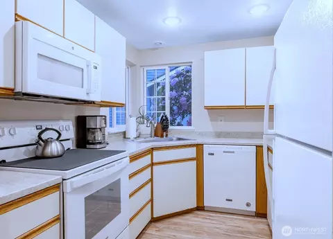 Kitchen - 2113 186th Pl SE, Bothell, WA 98012 photo 1 of 2