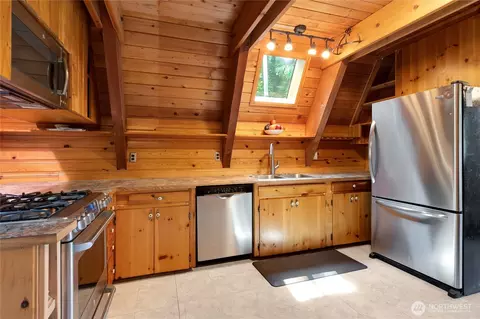 Kitchen - 16119 Crystal River Ranch Rd E, Greenwater, WA 98022 photo 1 of 5