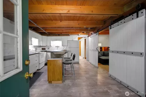 Kitchen - 16119 Crystal River Ranch Rd E, Greenwater, WA 98022 photo 3 of 5