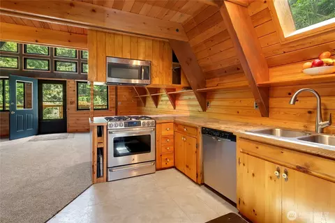 Kitchen - 16119 Crystal River Ranch Rd E, Greenwater, WA 98022 photo 2 of 5