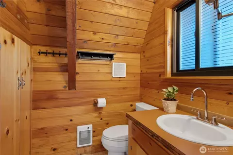 Bath - 16119 Crystal River Ranch Rd E, Greenwater, WA 98022 photo 1 of 2